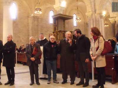 I membri della commissione creata ad hoc per attestare il miracolo, formata da medici, ematologi e fisici